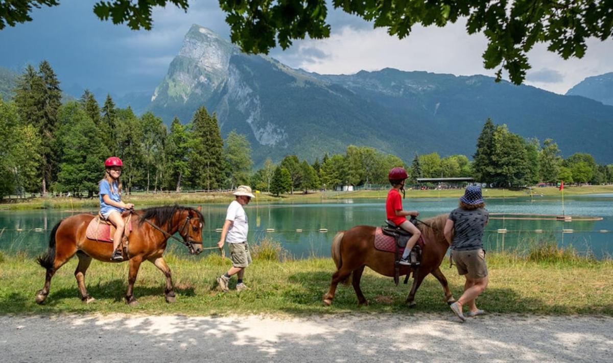 Bungalow 3 Chambres Pour 6 Pers Avec Climatisation Camping 3 Etoiles Samoens Exterior photo